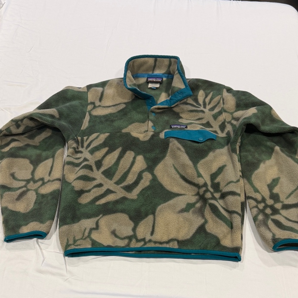 Patagonia Green and Tan Leaf Pattern Fleece Pullover